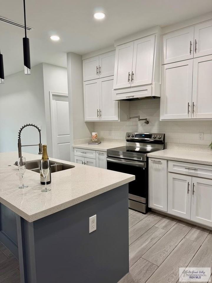 7005 Heliconia - Photo 5 of 26