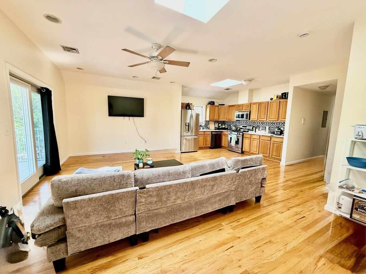 264 Custer Ave #2 - Photo 4 of 13