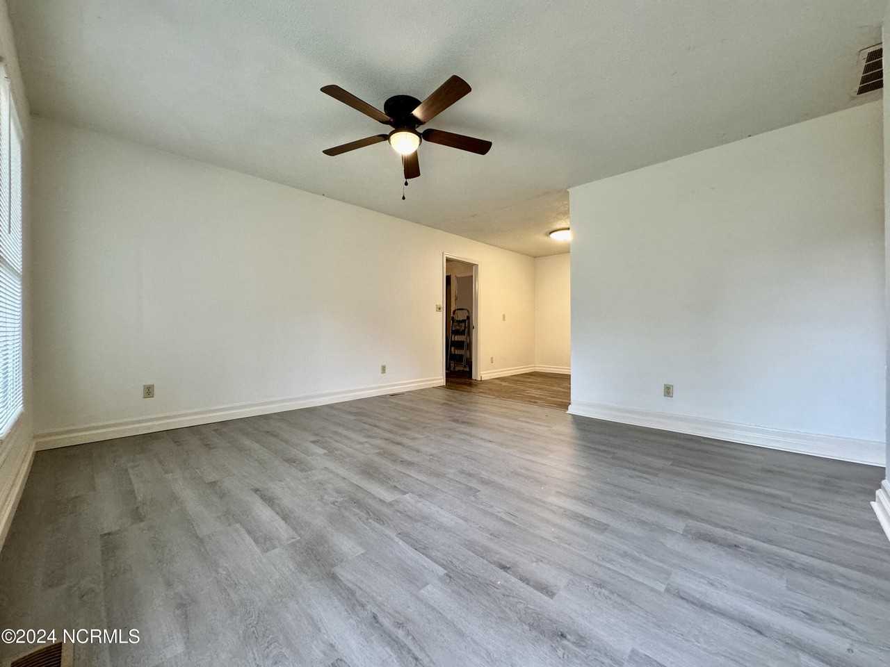 219 Stratford Rd - Photo 4 of 22