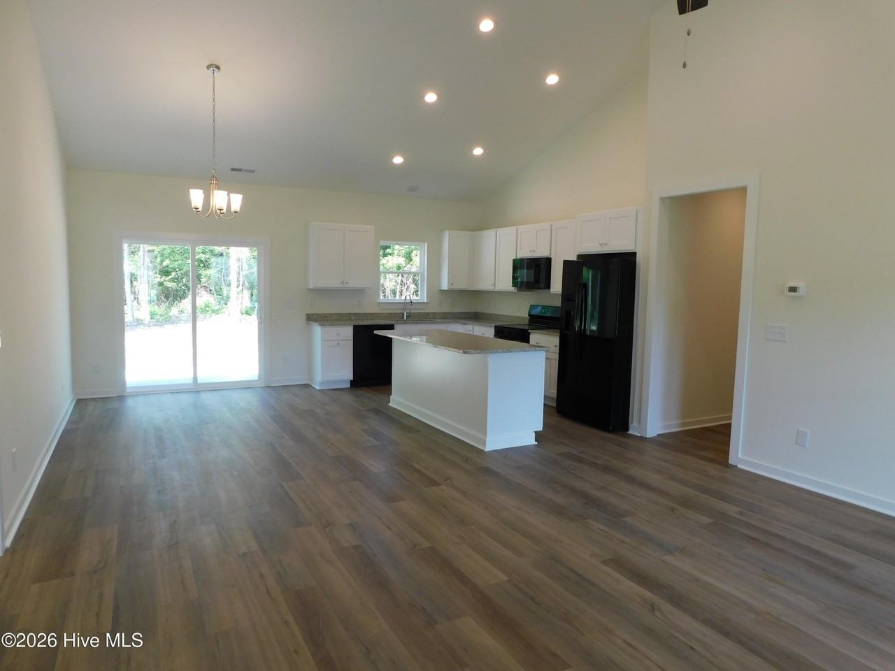 100 Palm Cir - Photo 2 of 16