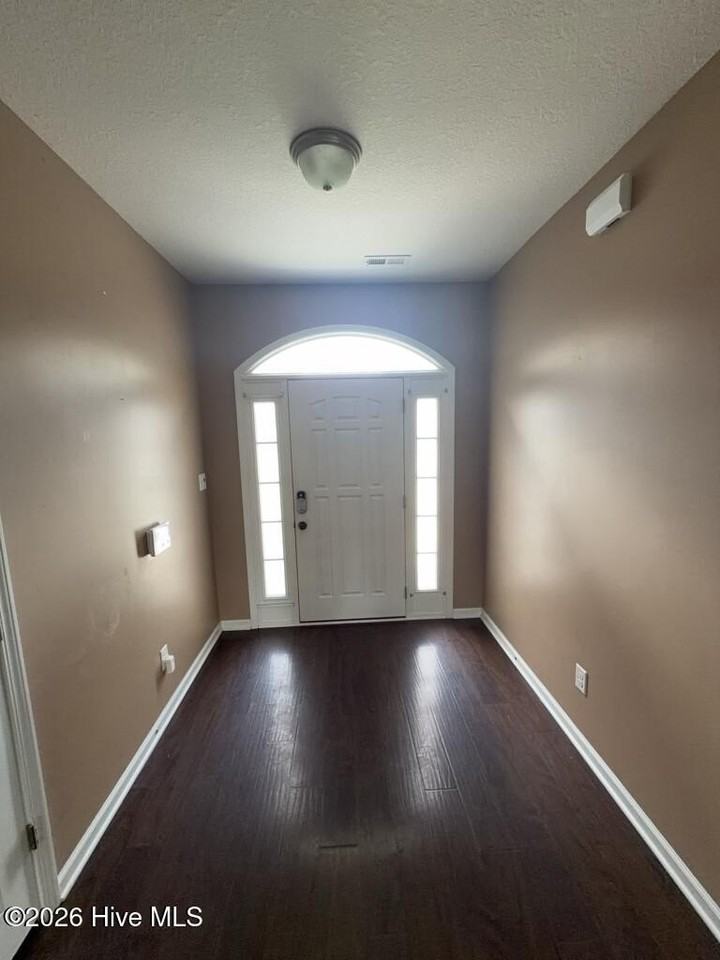 111 Cavalier Dr - Photo 3 of 23