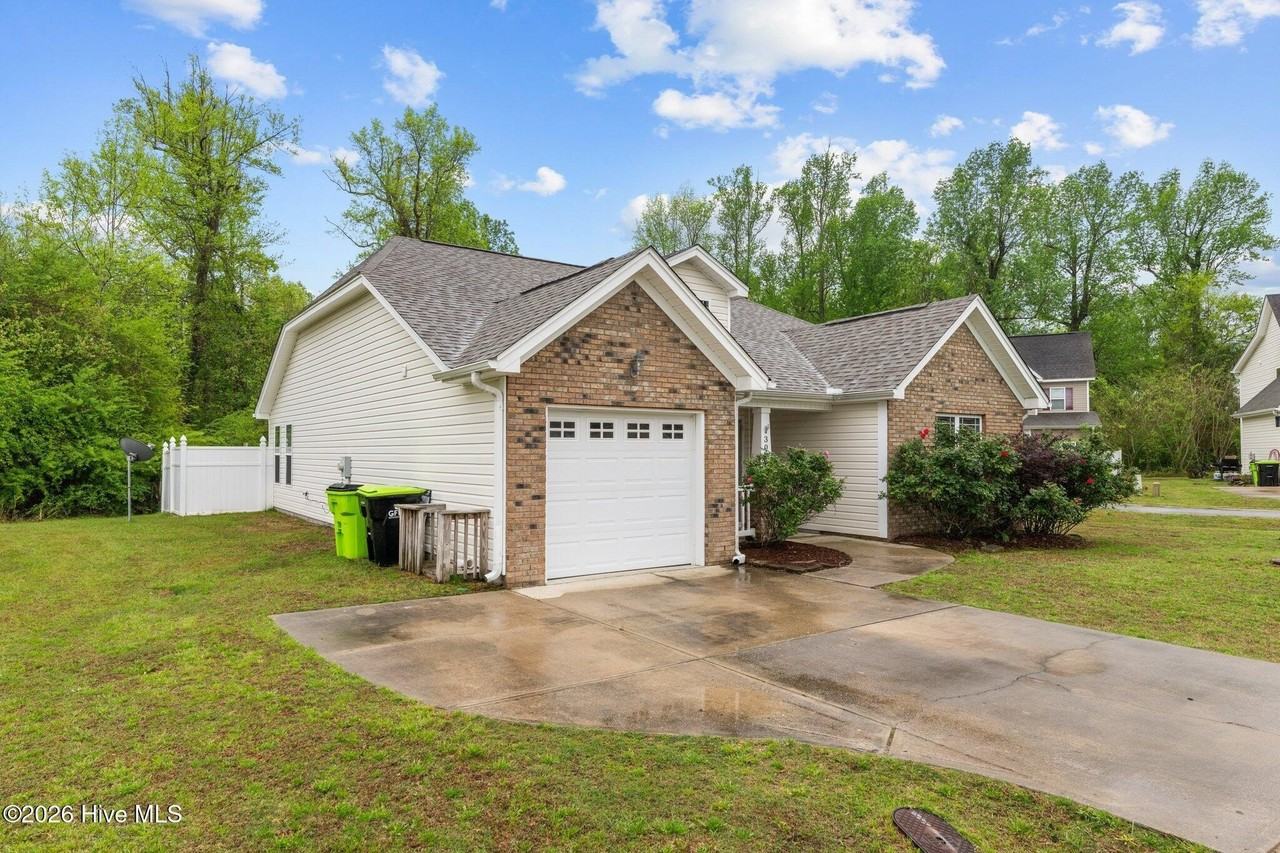 300 Hawks Bluff Dr - Photo 2 of 27