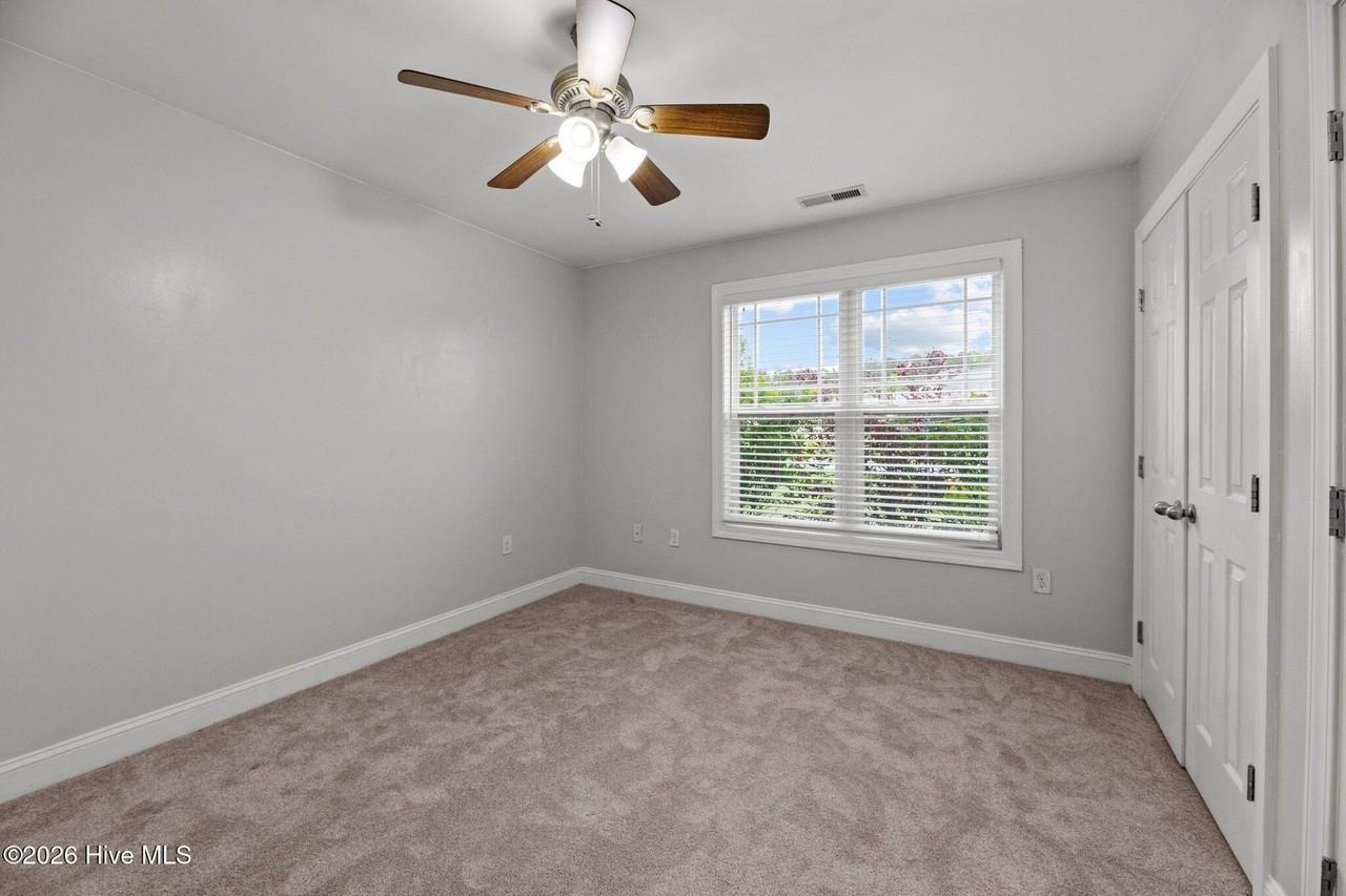 300 Hawks Bluff Dr - Photo 5 of 27