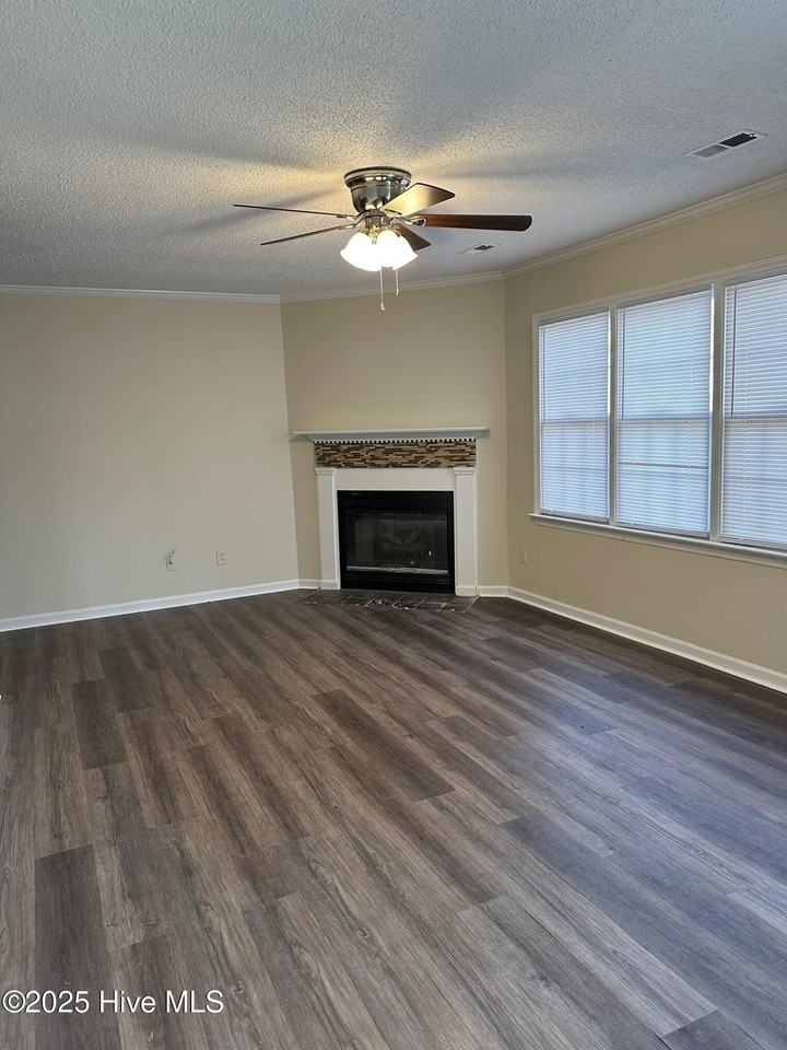 1119 Grovemont Dr #J6 - Photo 3 of 19