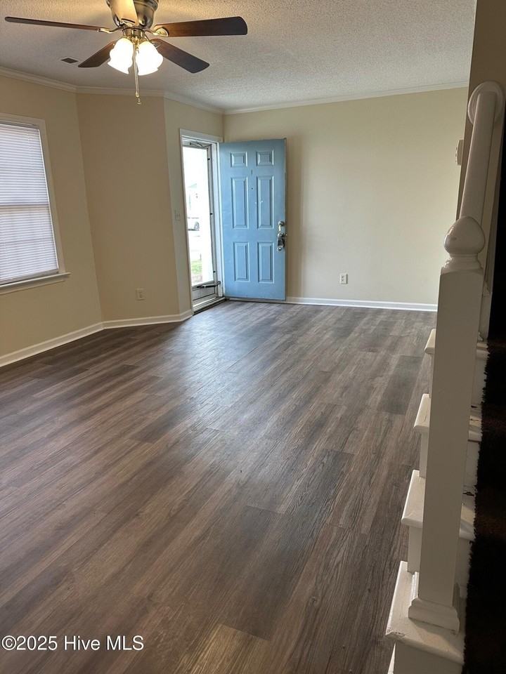 1119 Grovemont Dr #J6 - Photo 5 of 19