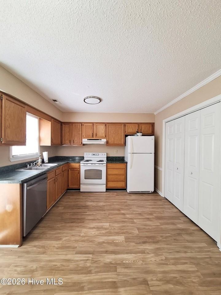 2903 Cedar Creek Rd #F - Photo 4 of 11
