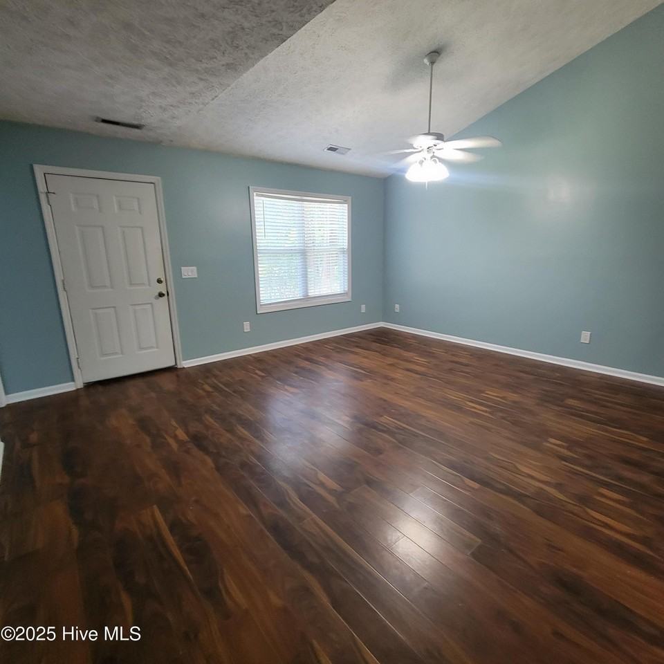 393 E Wood Ln - Photo 3 of 16