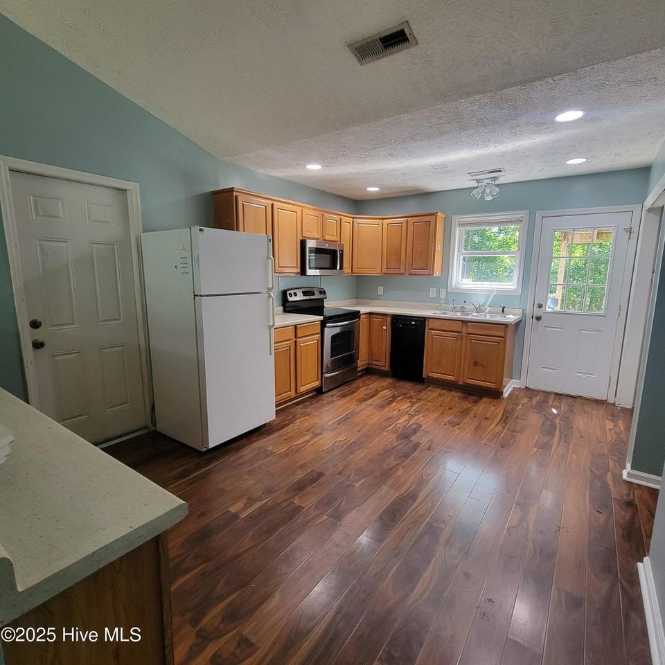 393 E Wood Ln - Photo 4 of 16