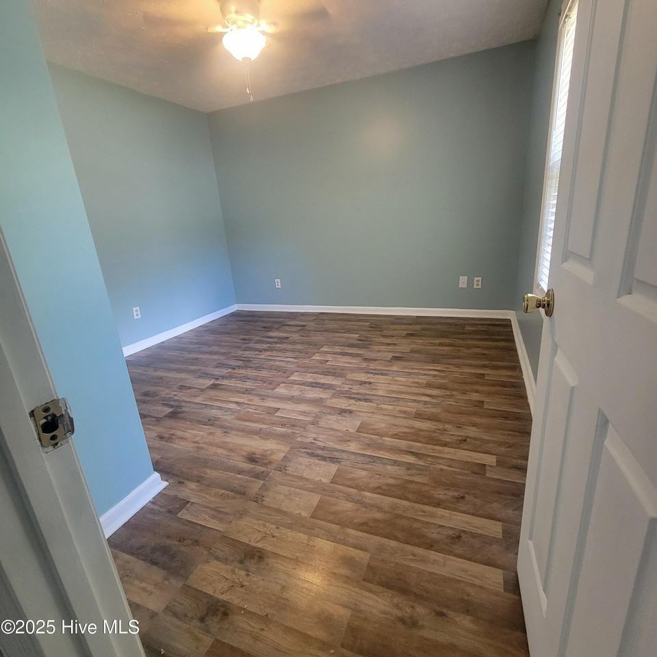 393 E Wood Ln - Photo 5 of 16