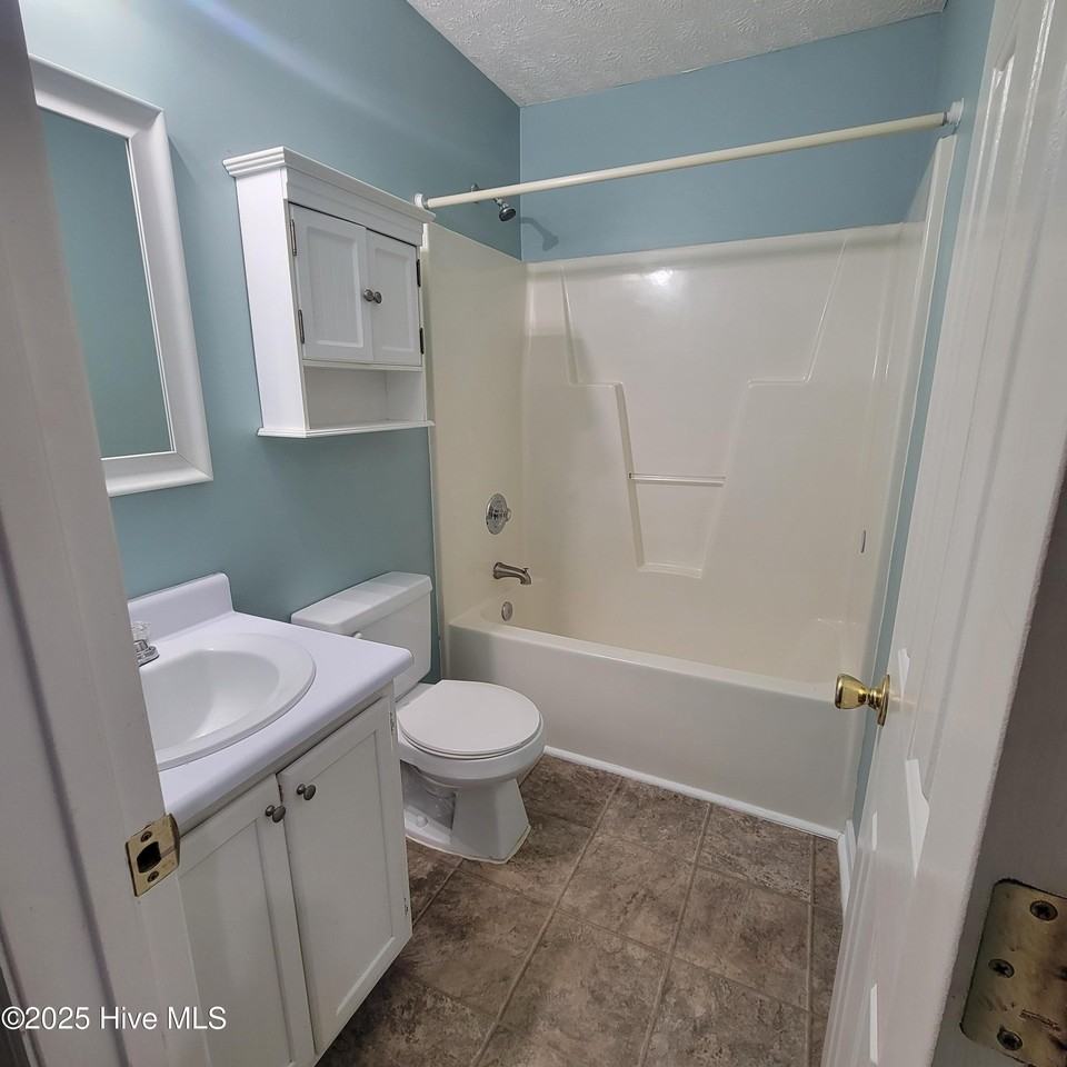 393 E Wood Ln - Photo 7 of 16