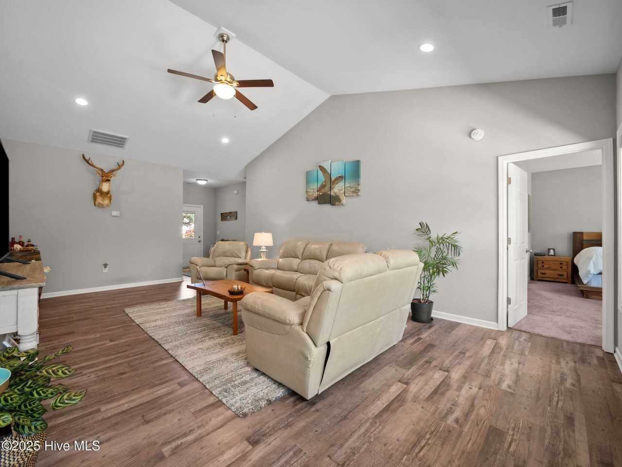 512 Hazelwood Dr - Photo 4 of 33