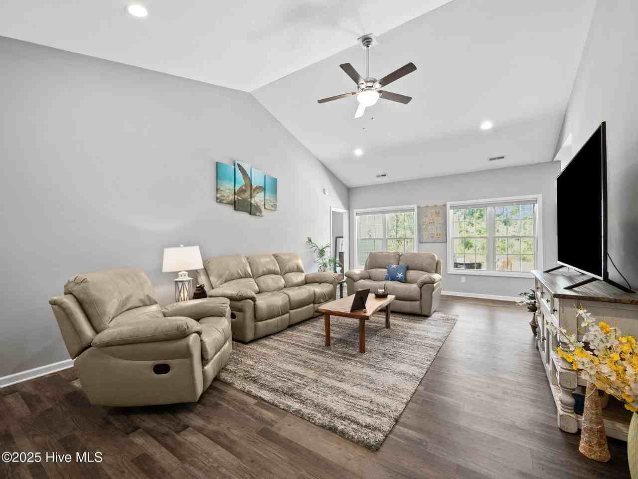 512 Hazelwood Dr - Photo 5 of 33