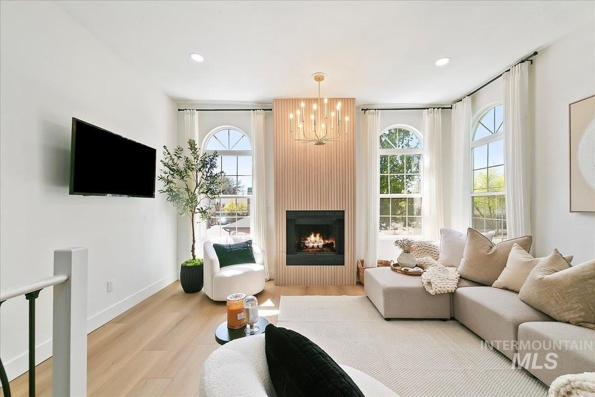 150 S Straughan Ave - Photo 5 of 38