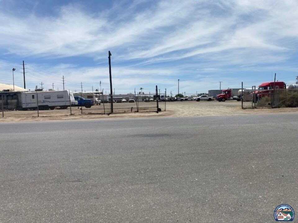 493 E Commercial Ave