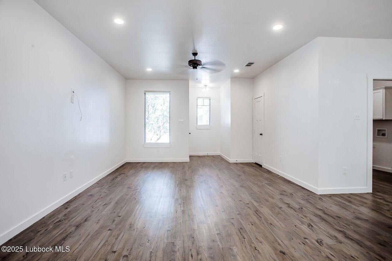 2537 138th St - Photo 4 of 16