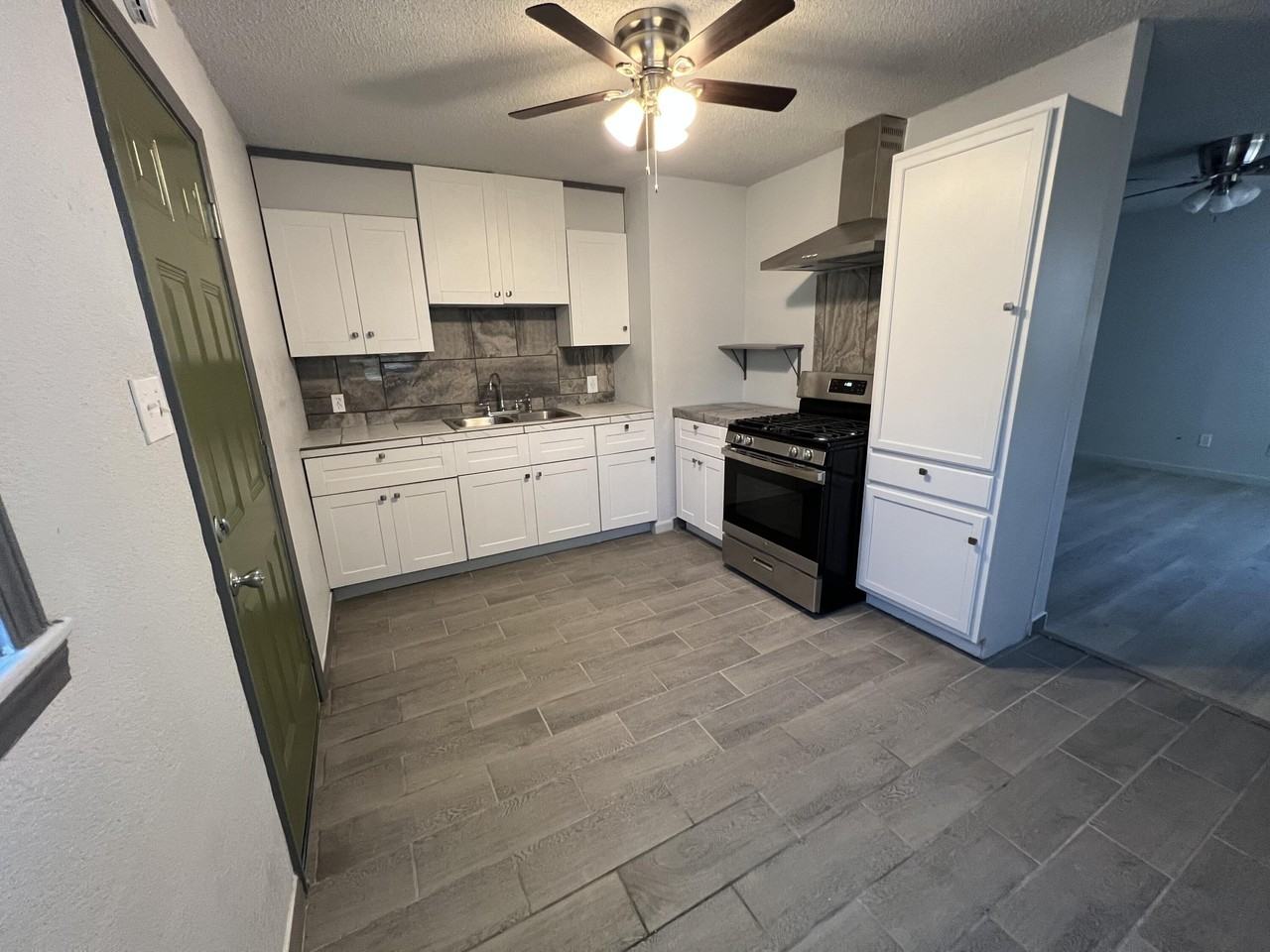 801 Vanda Ave - Photo 3 of 13