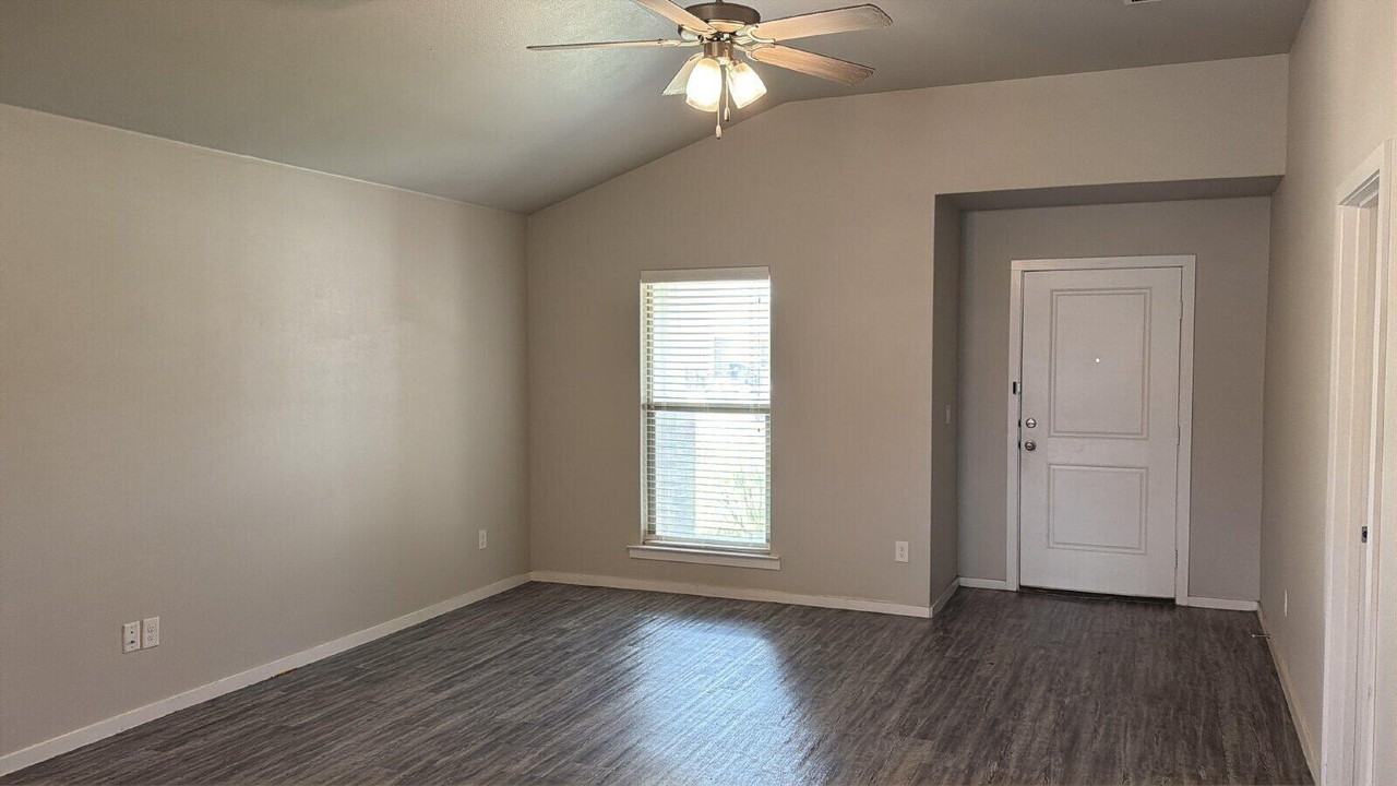2120 N Texas Ave - Photo 3 of 16