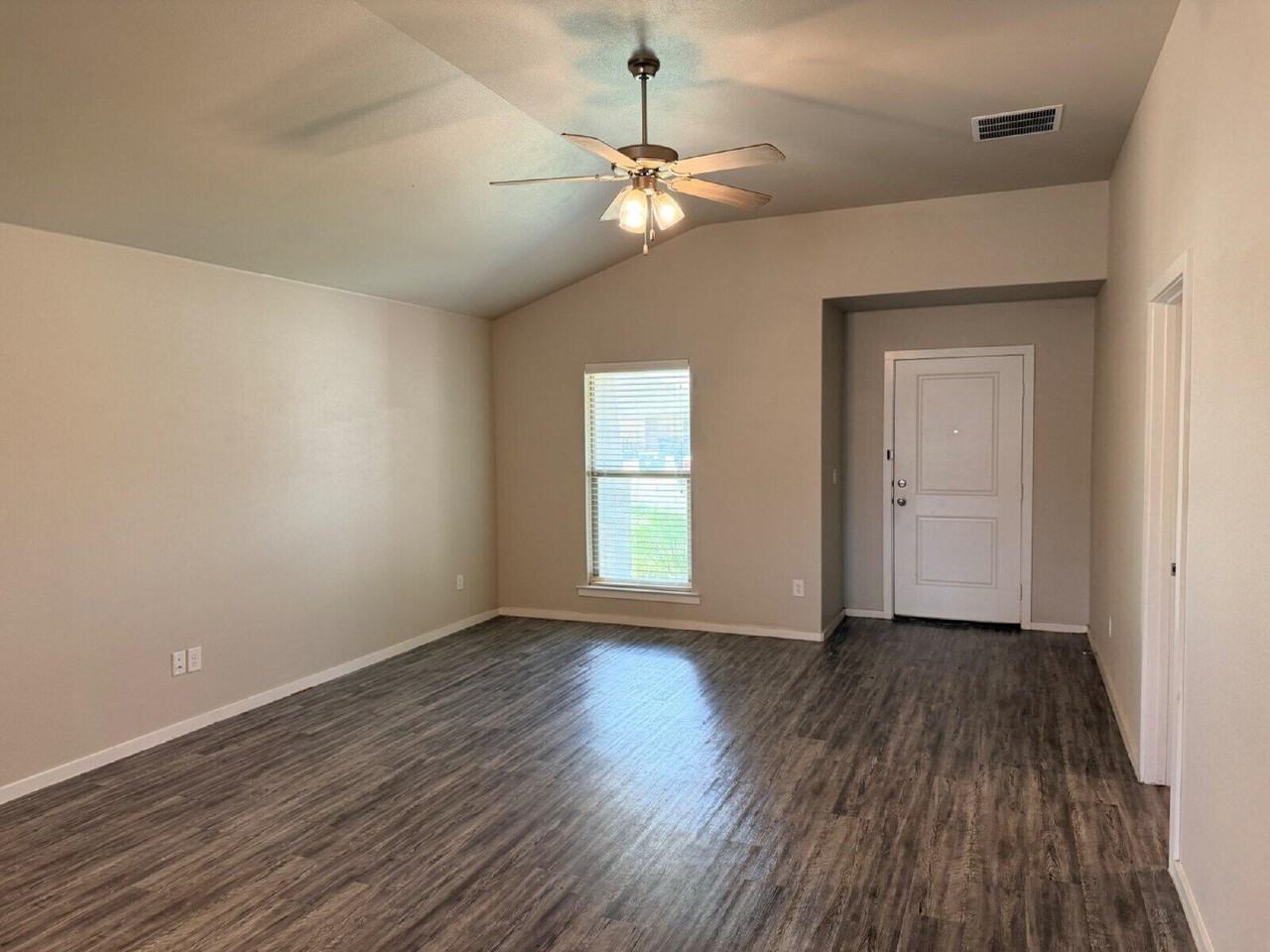 2120 N Texas Ave - Photo 4 of 16