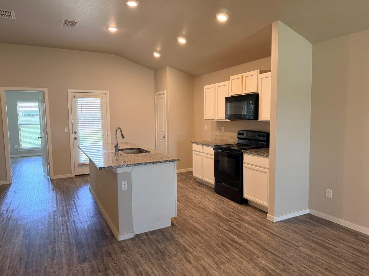 2120 N Texas Ave - Photo 6 of 16