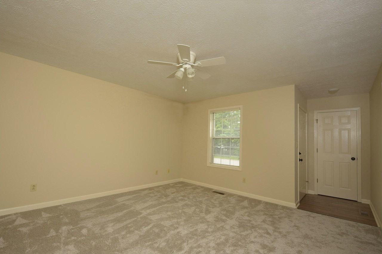 105 Oakmont Ln - Photo 2 of 13