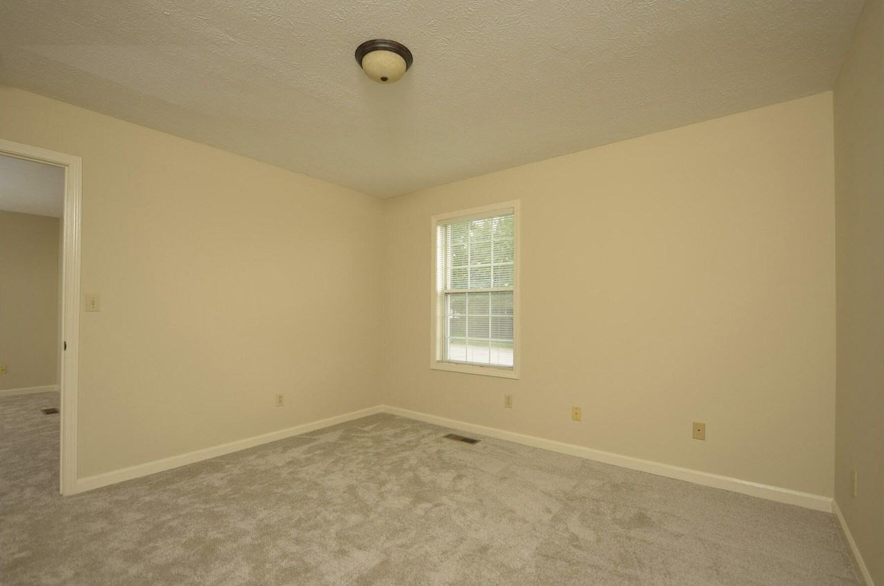 105 Oakmont Ln - Photo 7 of 13