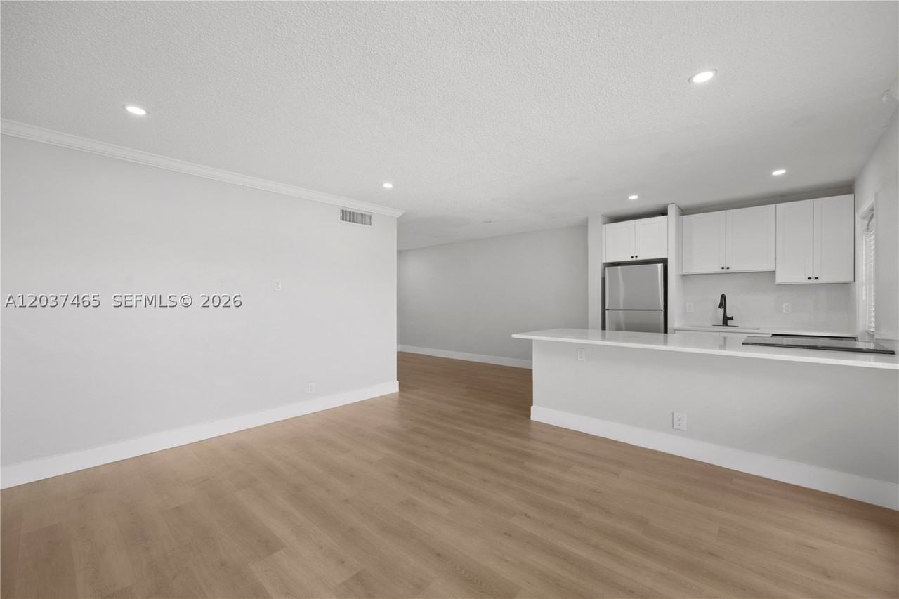5450 Hollywood Blvd #210 - Photo 2 of 15