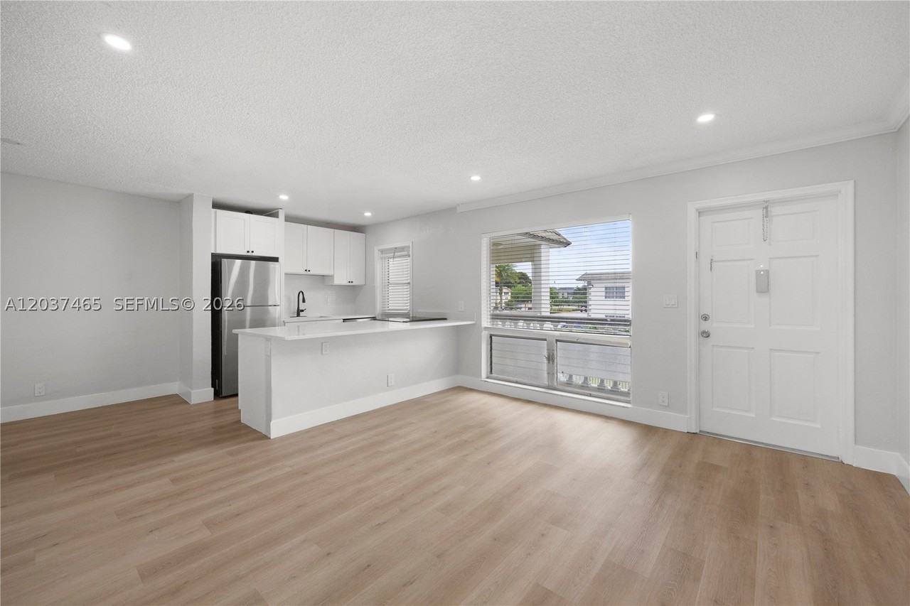 5450 Hollywood Blvd #210 - Photo 3 of 15