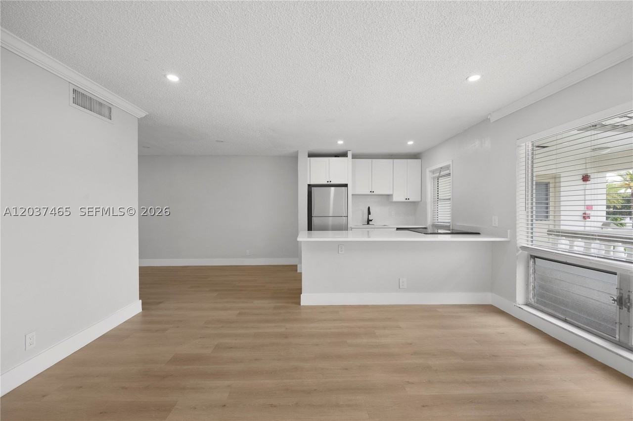 5450 Hollywood Blvd #210 - Photo 4 of 15