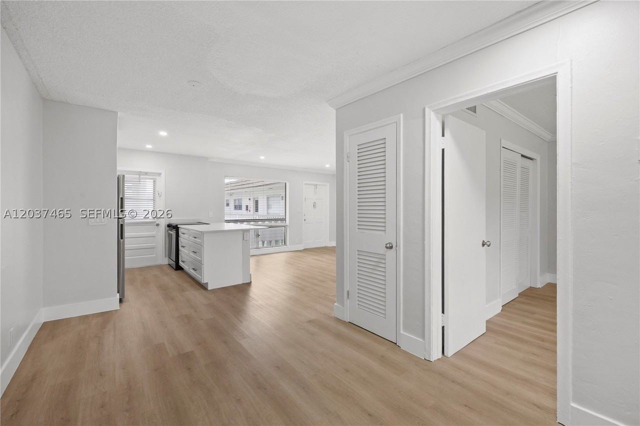 5450 Hollywood Blvd #210 - Photo 5 of 15