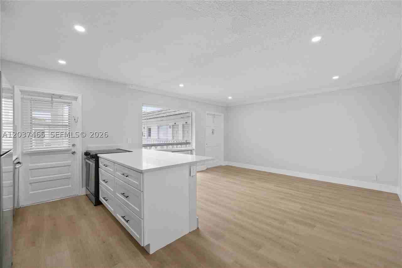 5450 Hollywood Blvd #210 - Photo 6 of 15