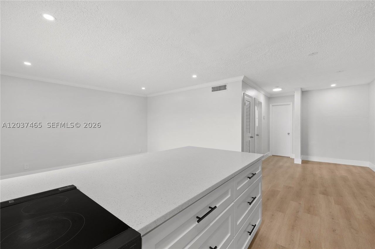 5450 Hollywood Blvd #210 - Photo 7 of 15