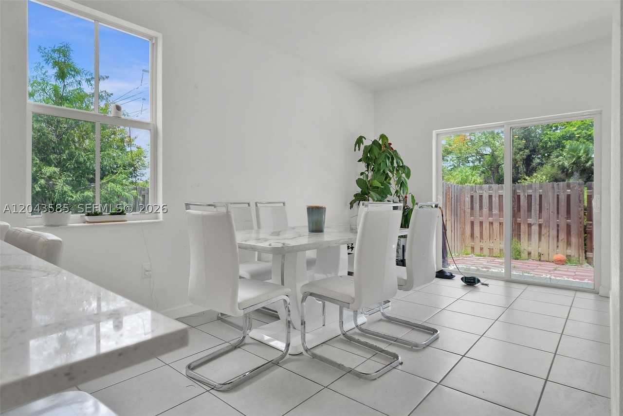 11889 Nw 47th Mnr - Photo 6 of 28