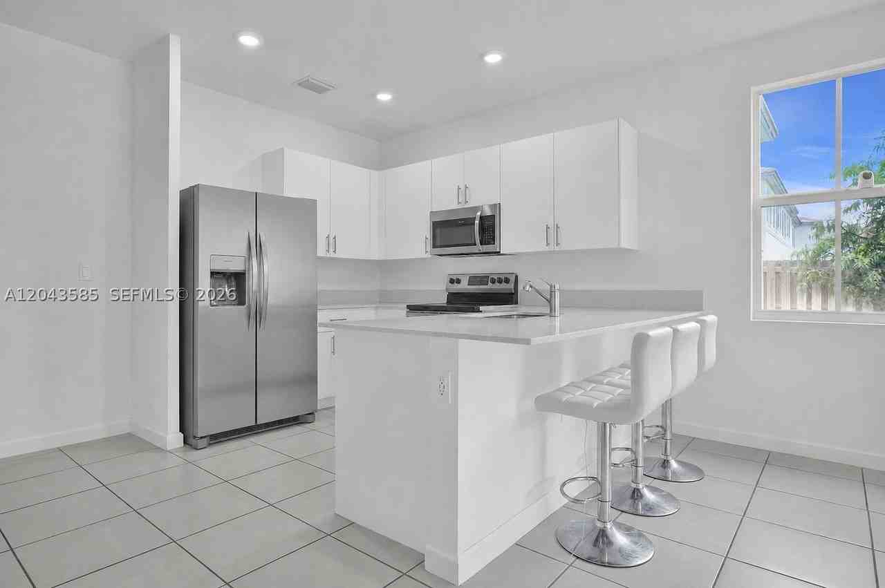 11889 Nw 47th Mnr - Photo 7 of 28