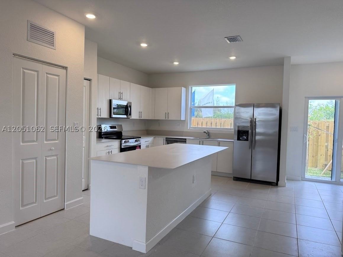1182 Se Palm Ter - Photo 4 of 21