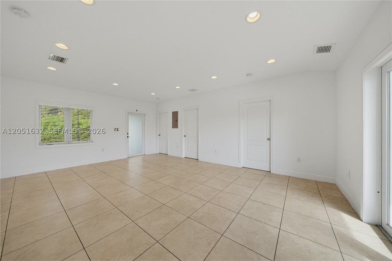 7515 Nw South River Dr #7515 - Photo 7 of 23