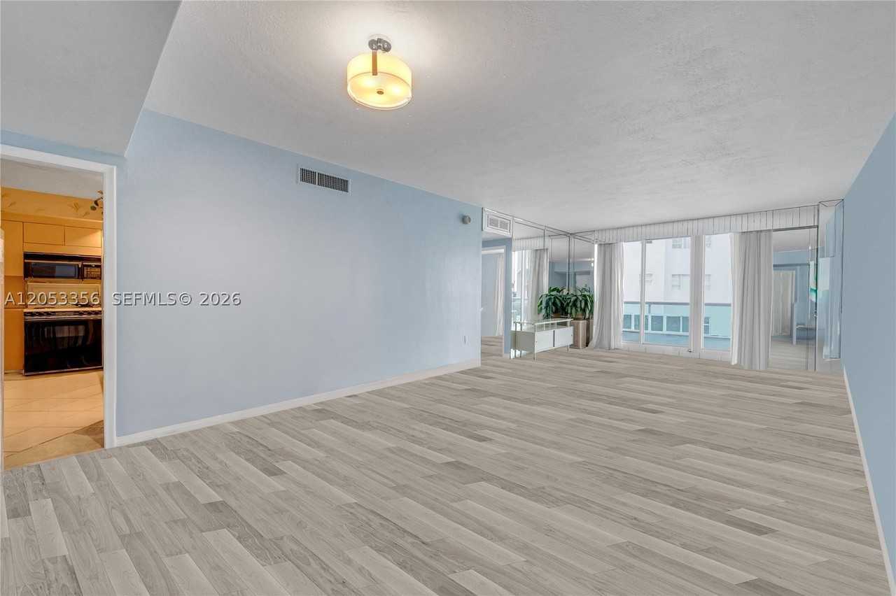 5001 Collins Ave #4E - Photo 5 of 32