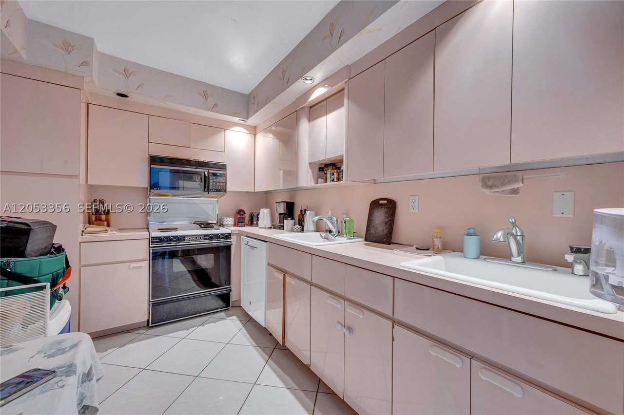 5001 Collins Ave #4E - Photo 6 of 32