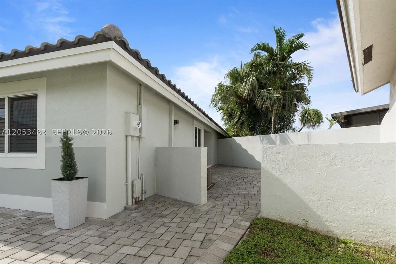 15037 Brighton Ln - Photo 3 of 42