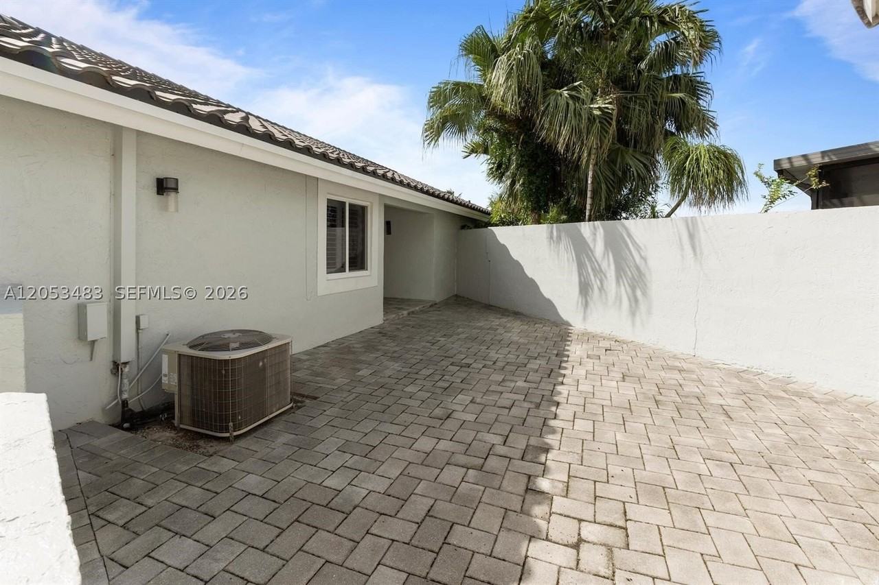 15037 Brighton Ln - Photo 4 of 42