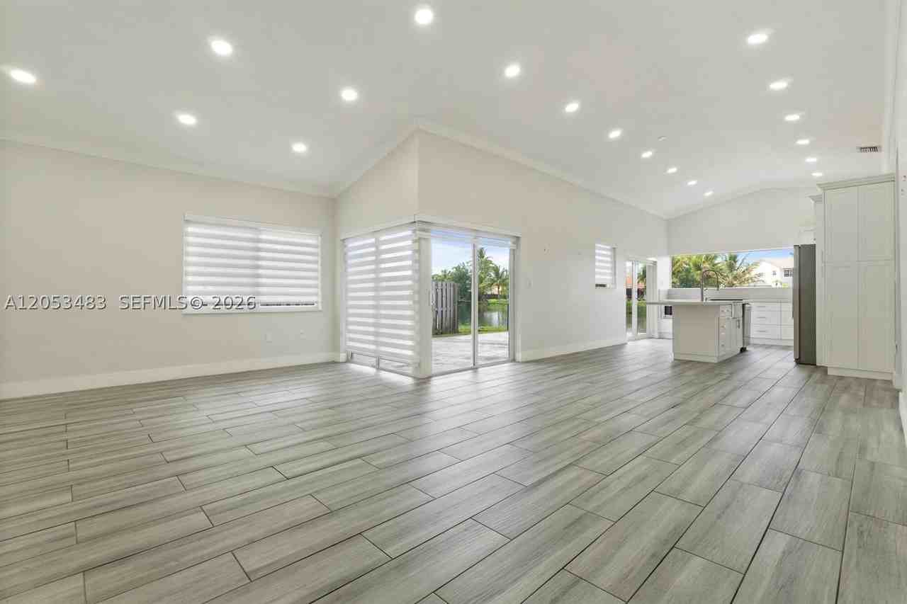 15037 Brighton Ln - Photo 5 of 42