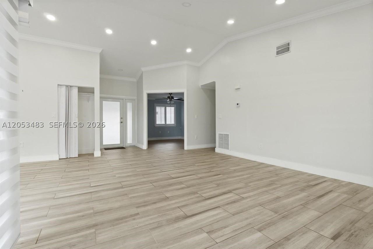 15037 Brighton Ln - Photo 6 of 42