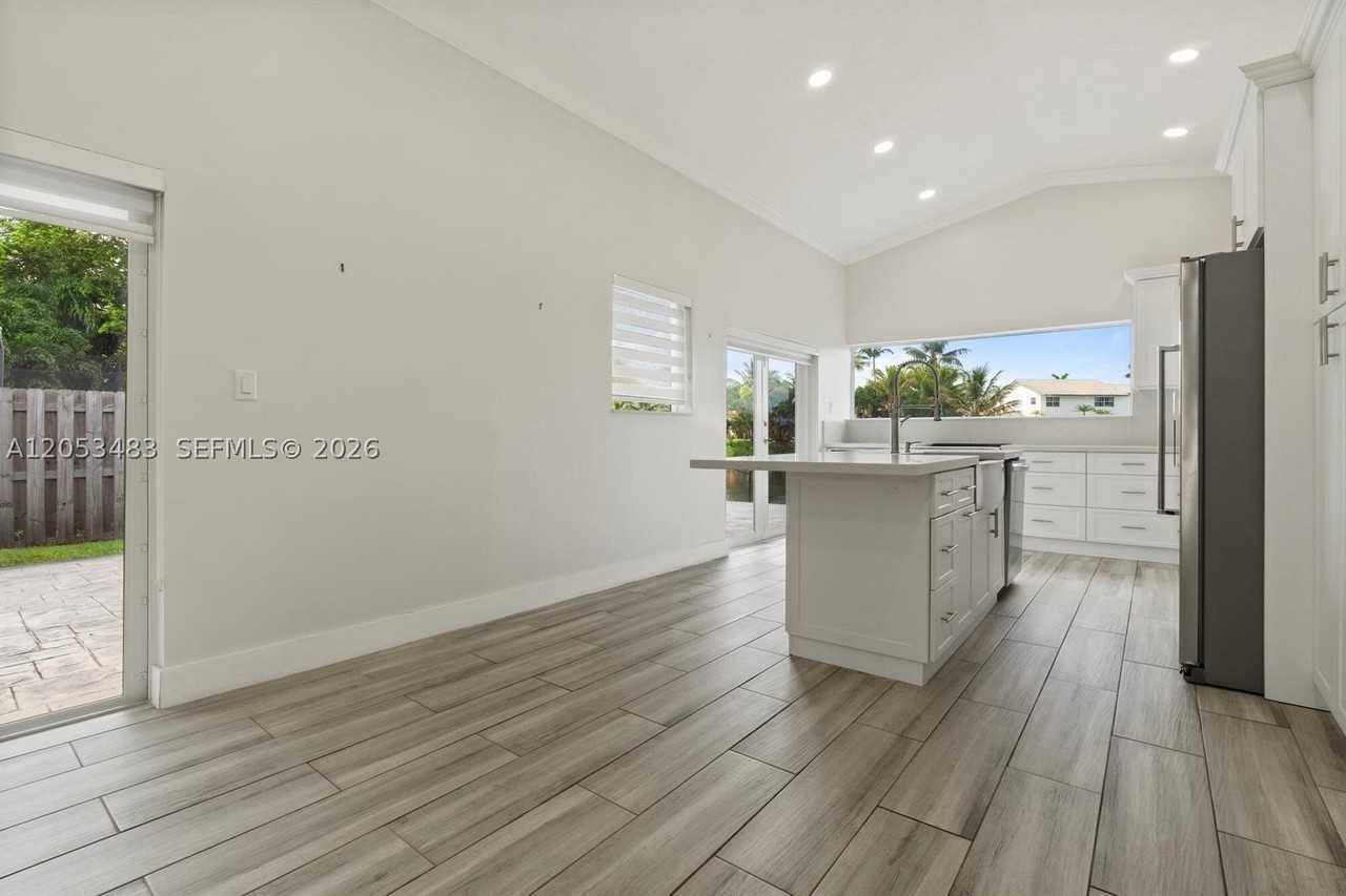 15037 Brighton Ln - Photo 7 of 42