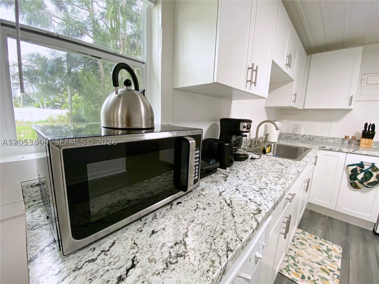 342 Nw 7th Ave - Photo 4 of 16