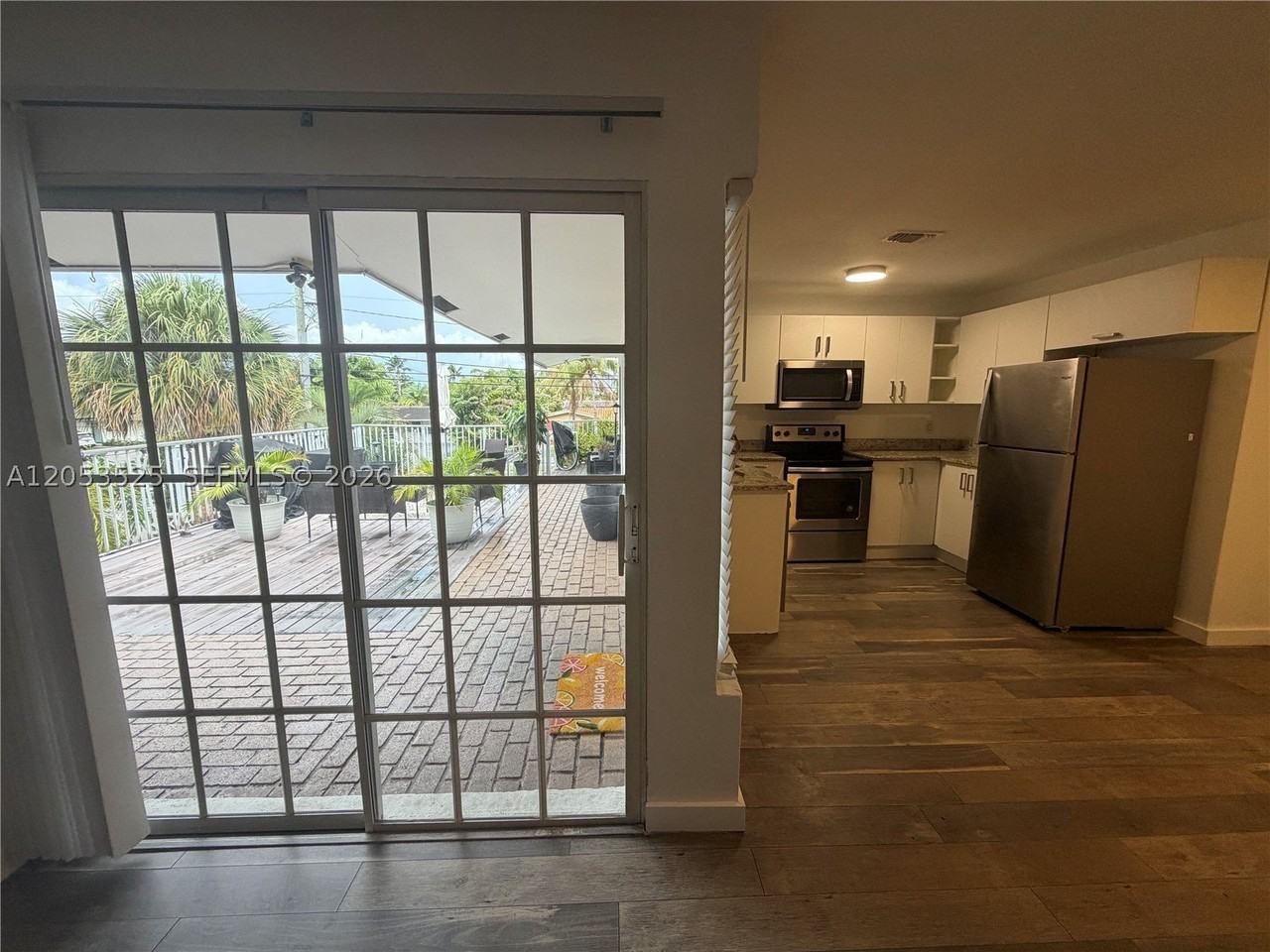 1425 Ne 56th St #5 - Photo 3 of 19