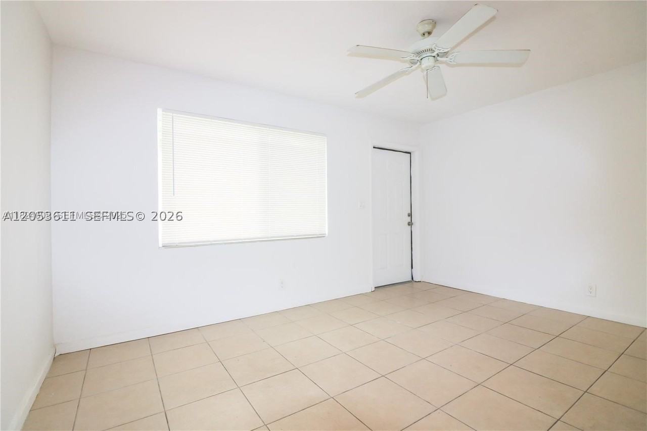716 Ne 8th St #4 - Photo 2 of 9