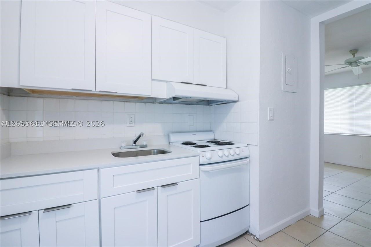 716 Ne 8th St #4 - Photo 3 of 9