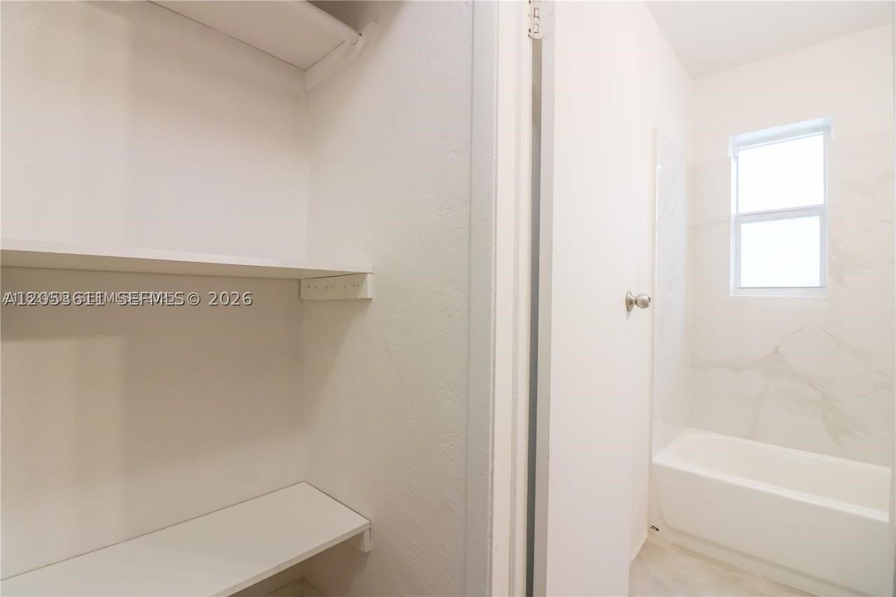 716 Ne 8th St #4 - Photo 5 of 9
