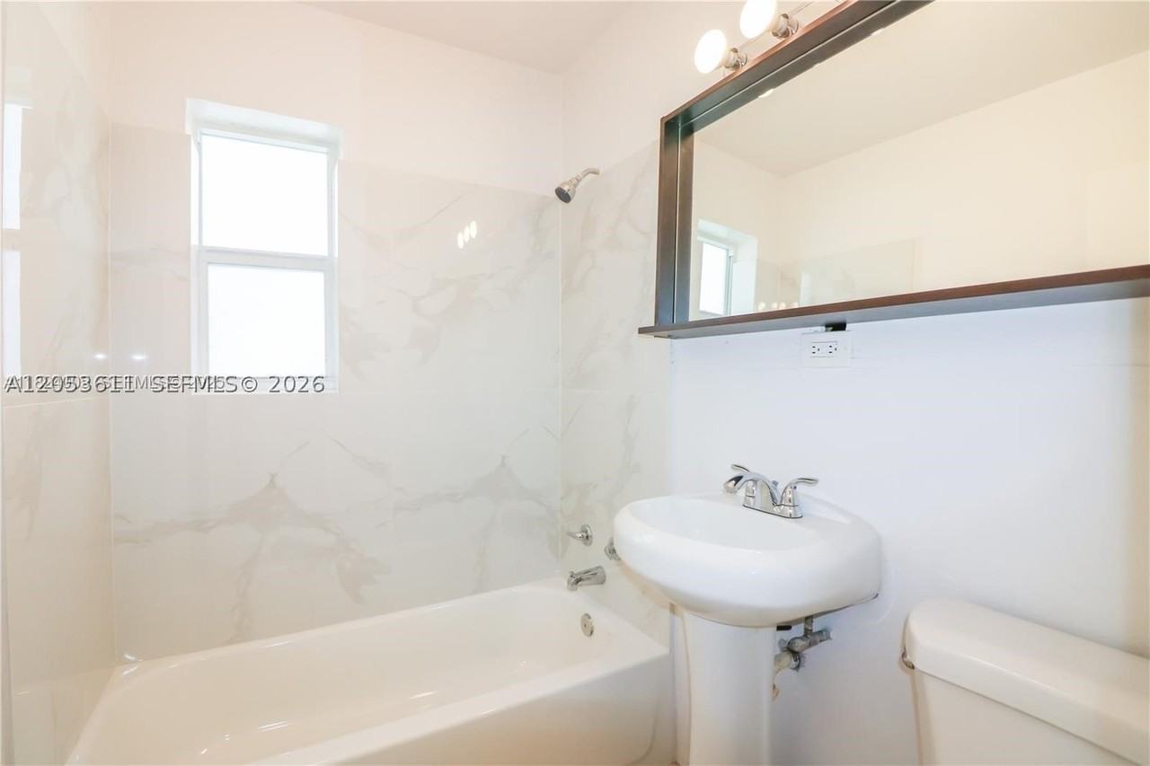 716 Ne 8th St #4 - Photo 6 of 9