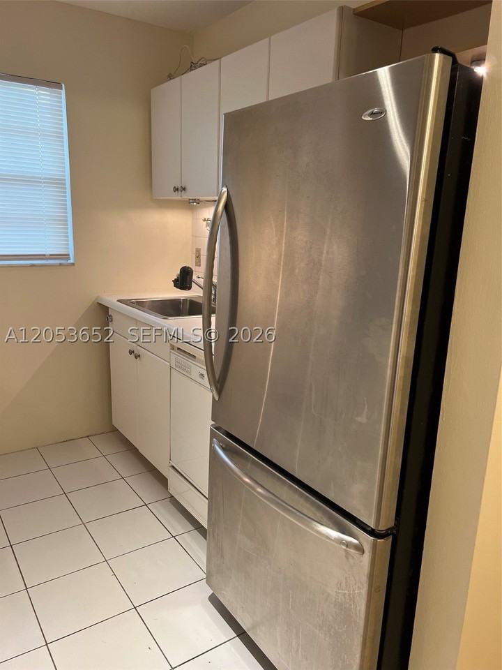 331 S J St #4 - Photo 3 of 12