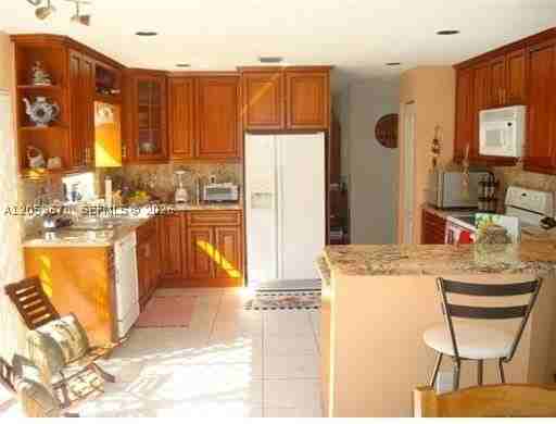 5273 Nw 113th Ave - Photo 4 of 32